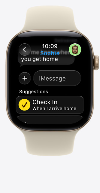 Apple Watch Series 12 z kopertą z aluminium w kolorze jasnego złota z paskiem sportowym w kolorze piasku (jasny beż), sugestia Daj znać w iMessage