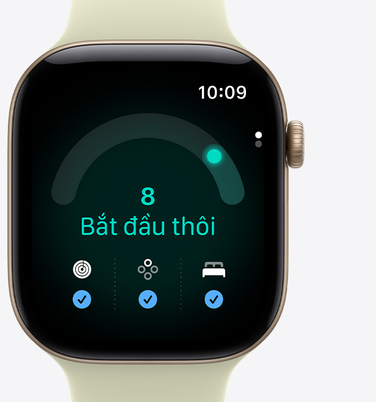 Apple Watch Series 12, vỏ nhôm, màu vàng nhạt, ứng dụng Sẵn Sàng, điểm số sẵn sàng hiện 8, tin nhắn có nội dung "bắt đầu nào", các vòng Hoạt Động, Sinh Hiệu và chỉ số điểm số giấc ngủ với dấu kiểm màu xanh dương ở cuối màn hình